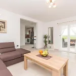 別荘 Three-bedroom In Debeljak