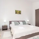 Three-bedroom In 別荘 Debeljak