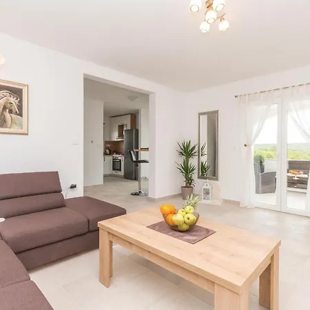 Semesterbostad Three-bedroom In Debeljak