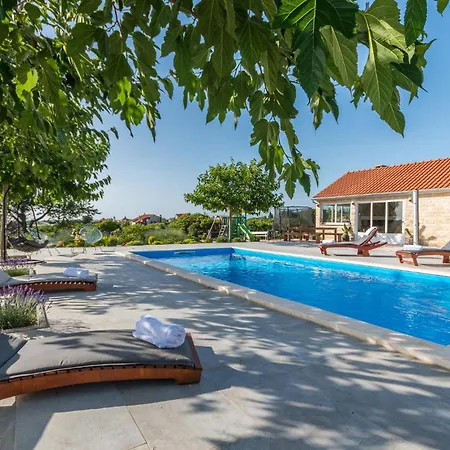 Three-bedroom In Feriehus *
