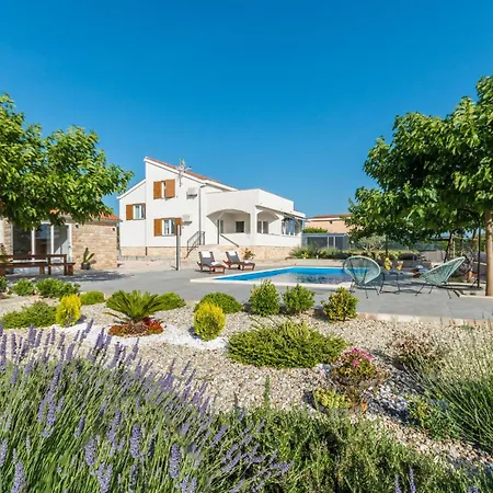 Cozy In With Outdoor Swimming Pool *