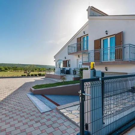 Three-bedroom In Feriehus *