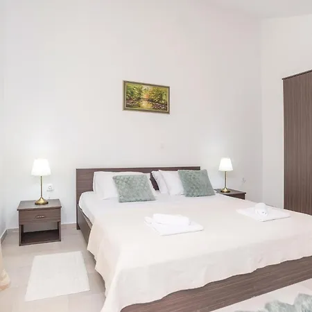 Three-bedroom In Semesterbostad Debeljak
