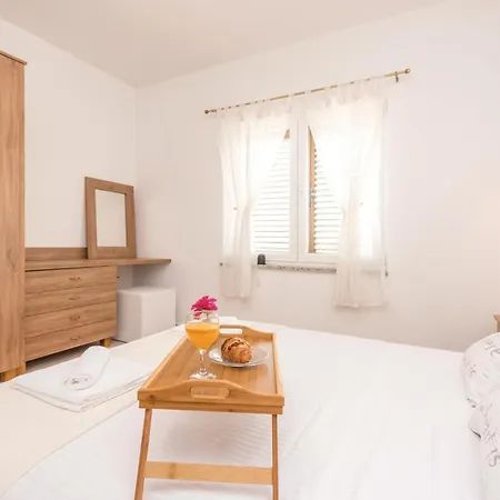 Three-bedroom In Semesterbostad Debeljak