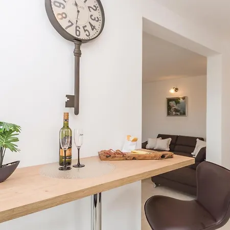 Three-bedroom In * Debeljak