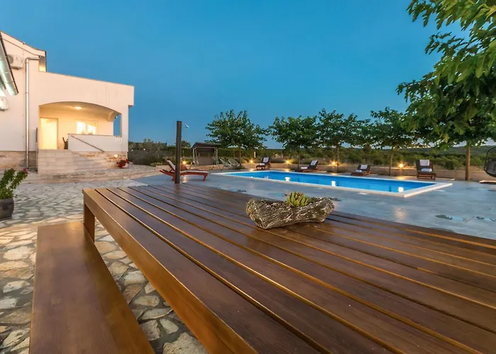 Tatil Evi Three-bedroom In Debeljak