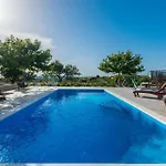 Σπίτι διακοπών Three-bedroom In Debeljak