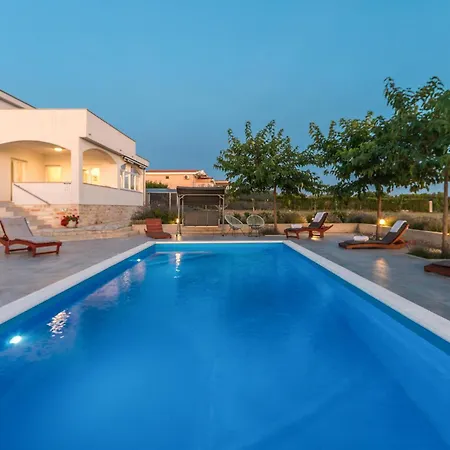 Cozy In With Outdoor Swimming Pool Debeljak