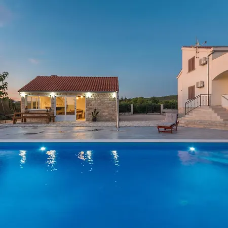 Cozy In With Outdoor Swimming Pool Casa vacanze