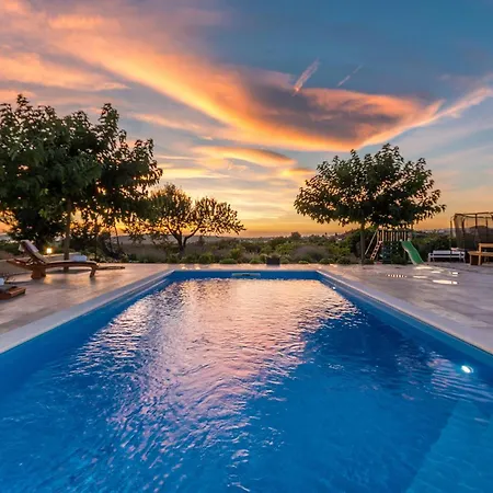 Cozy In With Outdoor Swimming Pool Casa vacanze Debeljak