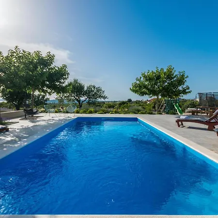 Casa vacanze Cozy In With Outdoor Swimming Pool Debeljak