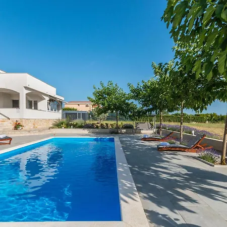 Casa vacanze Cozy In With Outdoor Swimming Pool