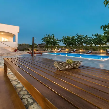 Casa vacanze Cozy In With Outdoor Swimming Pool Debeljak