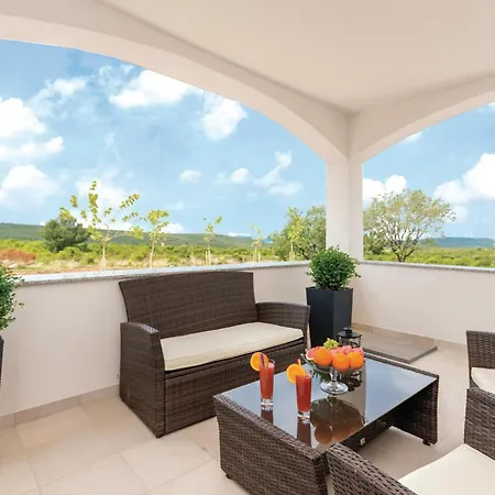 Cozy In With Outdoor Swimming Pool Casa vacanze