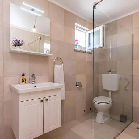 Сasa de vacaciones Three-bedroom In Debeljak