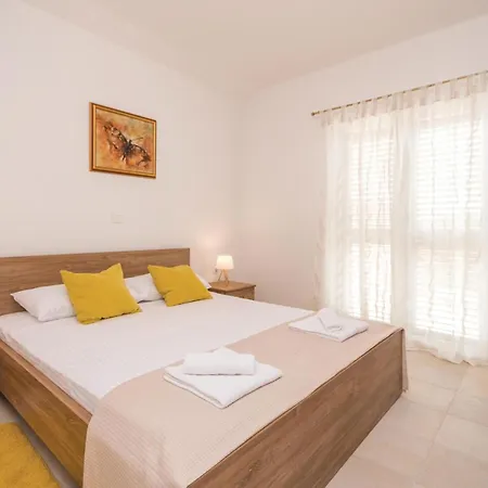 Casa vacanze Cozy In With Outdoor Swimming Pool Debeljak