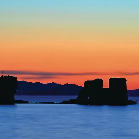 Three-bedroom In Holiday home *