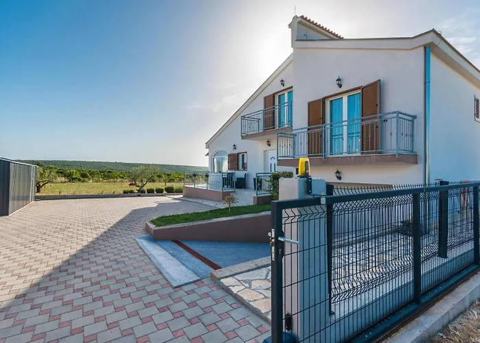 Three-bedroom In Vikendica *